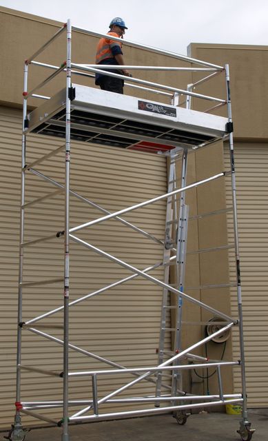 Mobile scaffold tower